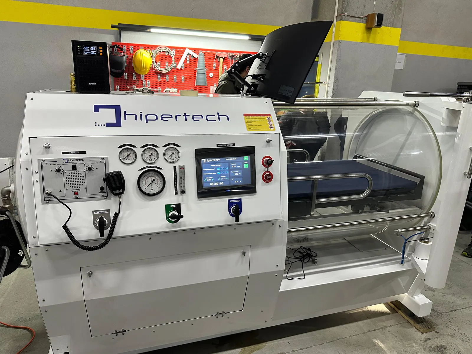 The control head of a monoplace chamber: three gauges, a flowmeter, a touchscreen, a handset and an emergency stop